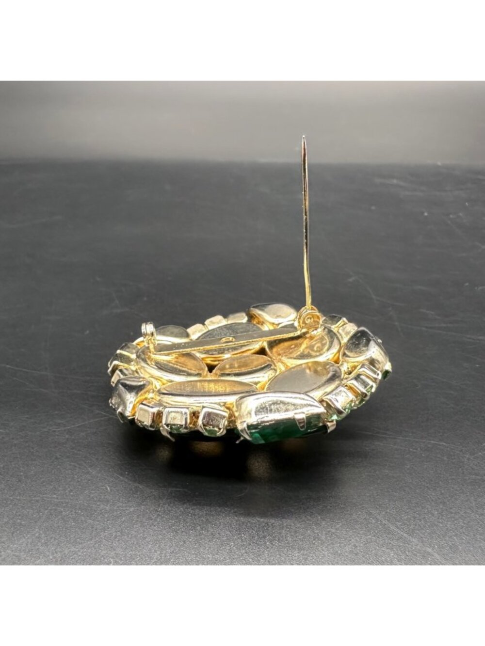 Vintage Mid Century Emerald Green Rhinestone Brooch Pin Gold Tone Retro Jewelry - Picture 3 of 6